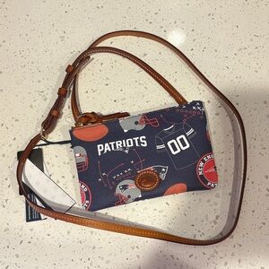 NWT Patriots Dooney and Bourke Themed Crossbody Leather Bag Stadium Approved